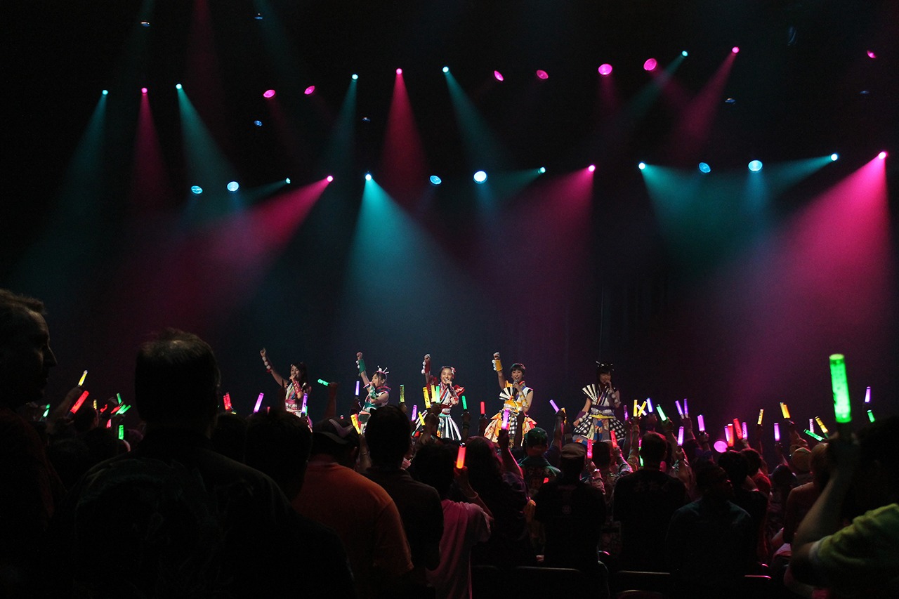 ももいろクローバーZ「Anime Expo 2015」ライブパフォーマンスの様子。（写真提供：EVILLINE RECORDS）