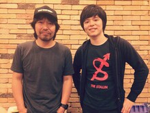 左から曽我部恵一、成田大致。