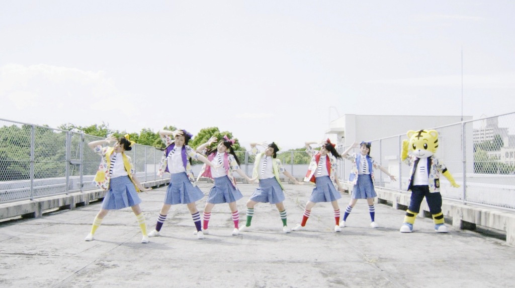 チームしゃちほこ「じりじり夏活委員会 feat.しまじろう」ミュージックビデオのワンシーン。