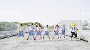チームしゃちほこ「じりじり夏活委員会 feat.しまじろう」ミュージックビデオのワンシーン。