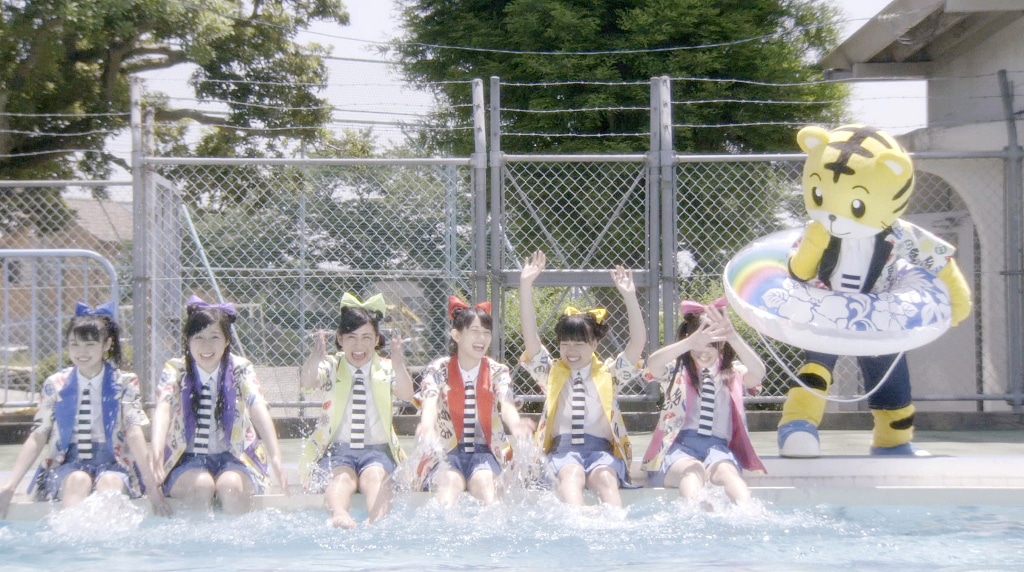 チームしゃちほこ「じりじり夏活委員会 feat.しまじろう」ミュージックビデオのワンシーン。