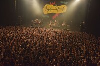 「フジフレンドパーク2015」初日公演の様子。（撮影：河本悠貴）