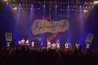 アンコールで共演するフジファブリックとキュウソネコカミ。（撮影：河本悠貴）