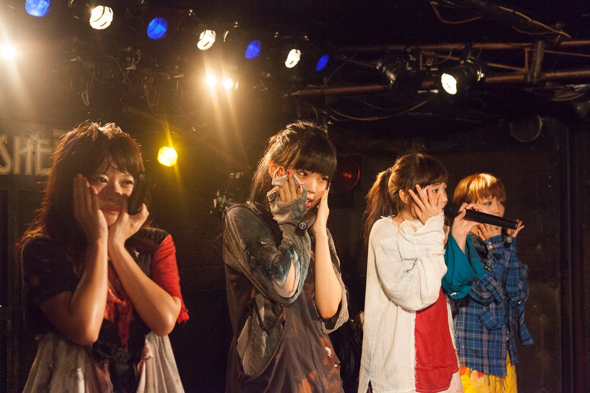BiSH「FLASH BACK ZOMBiES」の様子。（撮影：外林健太）