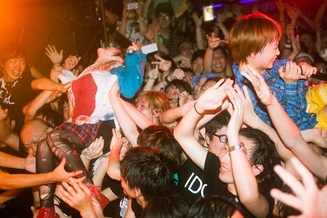 BiSHが今年7月に行った東京・下北沢SHELTER公演「FLASH BACK ZOMBiES」の様子。（撮影：外林健太）