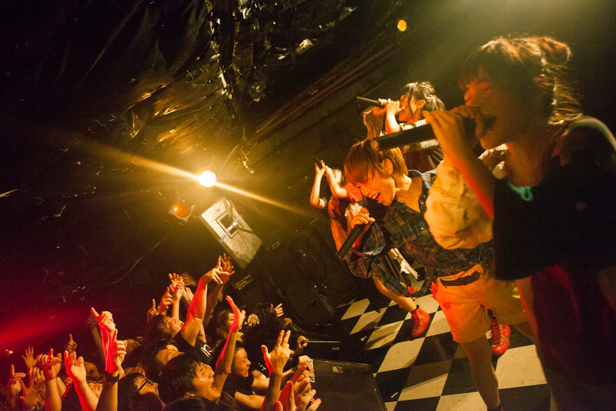 BiSH「FLASH BACK ZOMBiES」の様子。（撮影：外林健太）