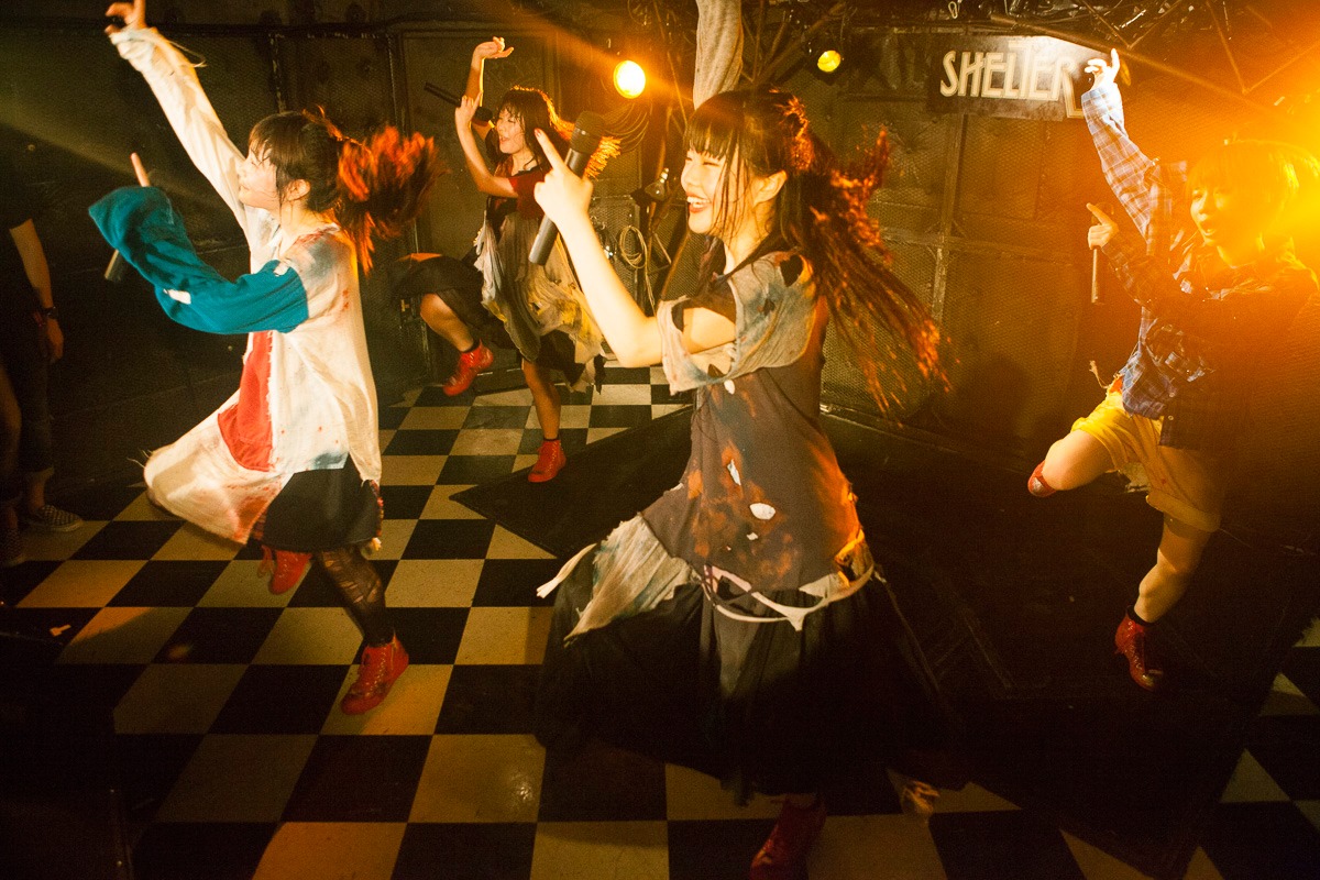 BiSH「FLASH BACK ZOMBiES」の様子。（撮影：外林健太）