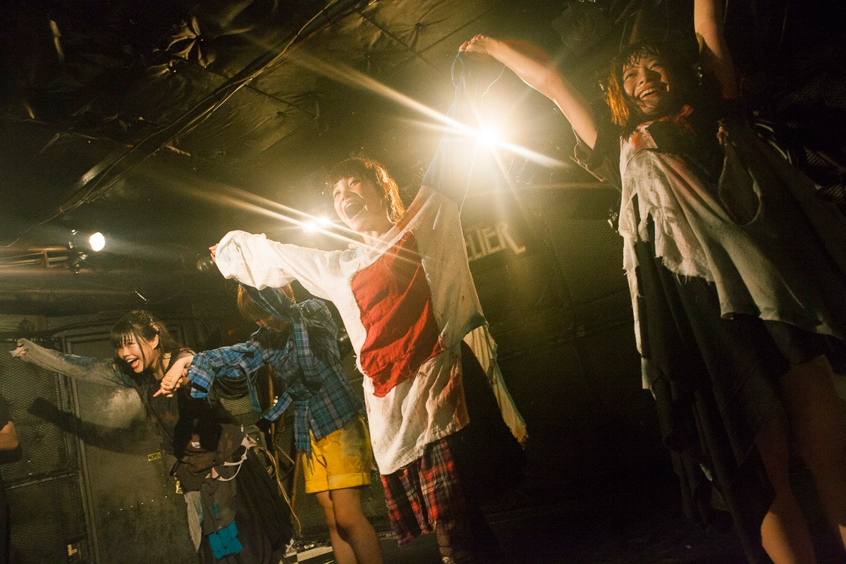 BiSH「FLASH BACK ZOMBiES」の様子。（撮影：外林健太）