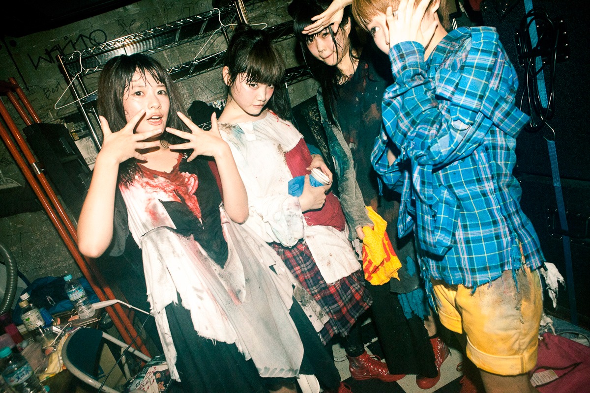 バックステージでのBiSH。（撮影：外林健太）
