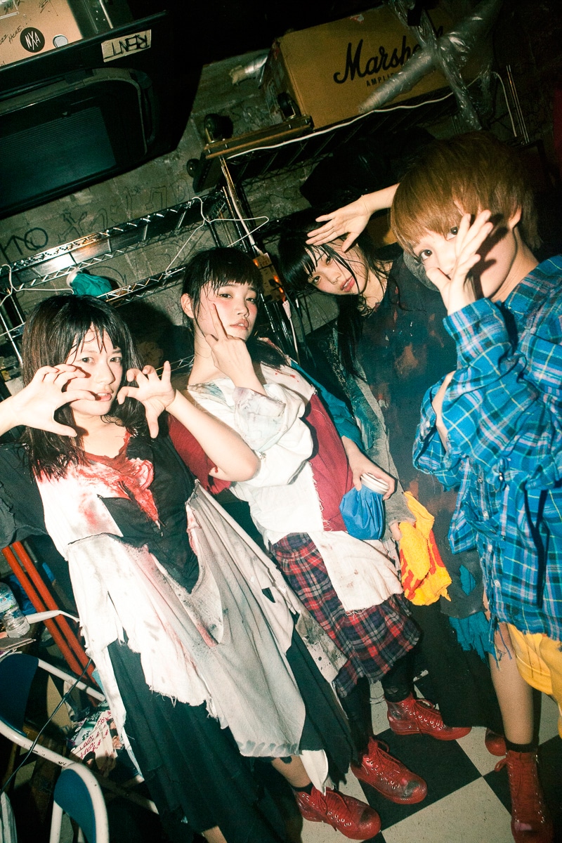 バックステージでのBiSH。（撮影：外林健太）