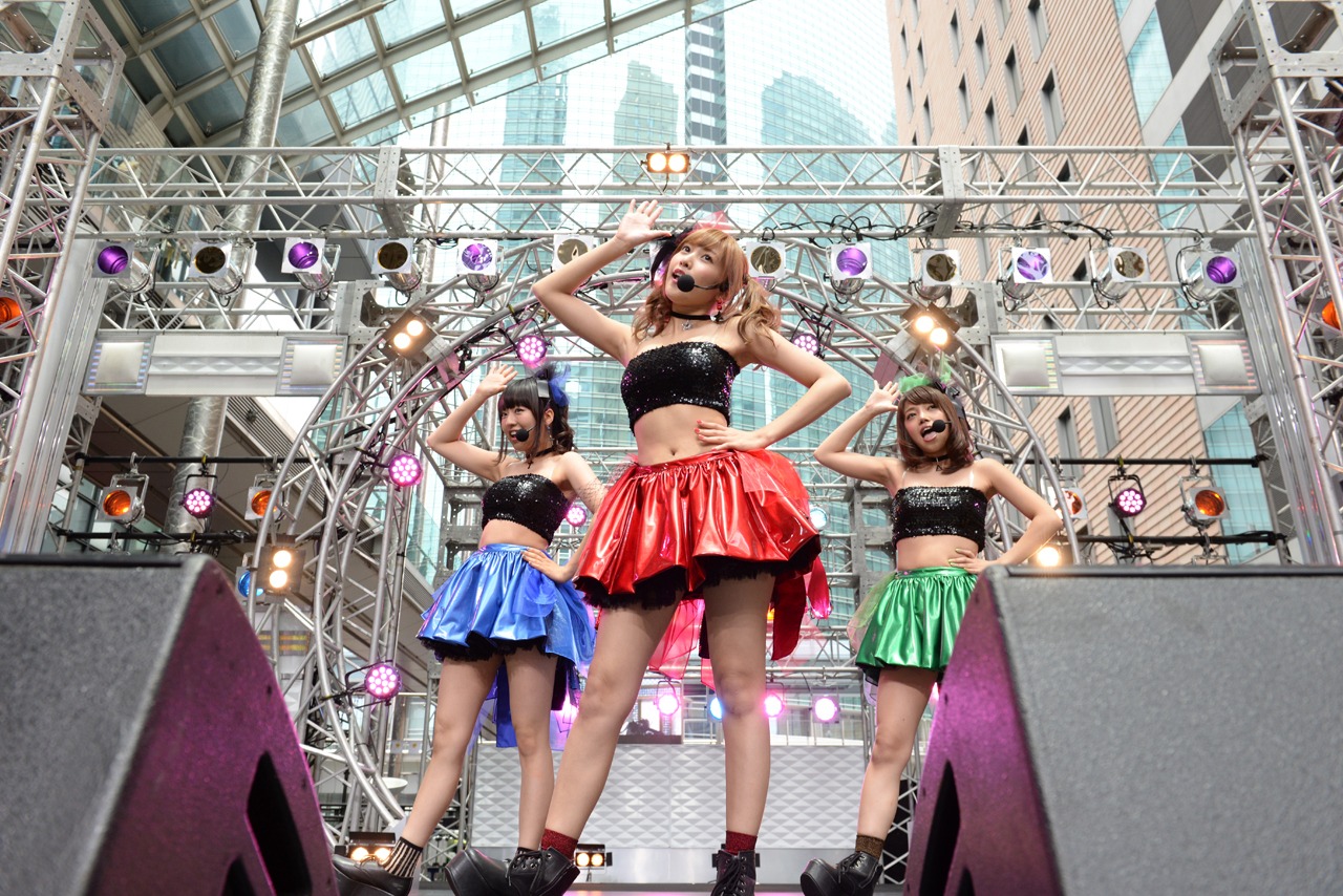 日本テレビ系「THE MUSIC DAY 音楽は太陽だ。」の屋外イベントで「ありゃりゃ？」を歌うイチゴBERRY。
