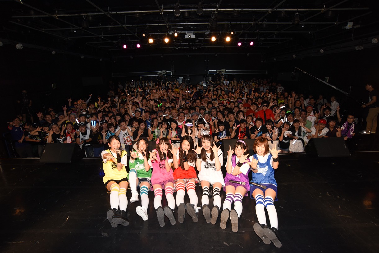 「PiiiiiiiN 2nd ワンマン 愛ある青春ロックLIVE ～BRING IT ON!!!喧嘩上等！武道館上等！～」の公演最後に行った記念撮影の様子。