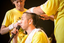 断髪されるDEppa。