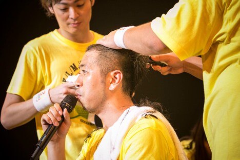 断髪されるDEppa。