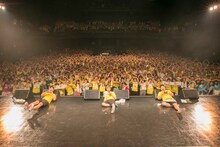 シクラメンとファンによる記念撮影の様子。