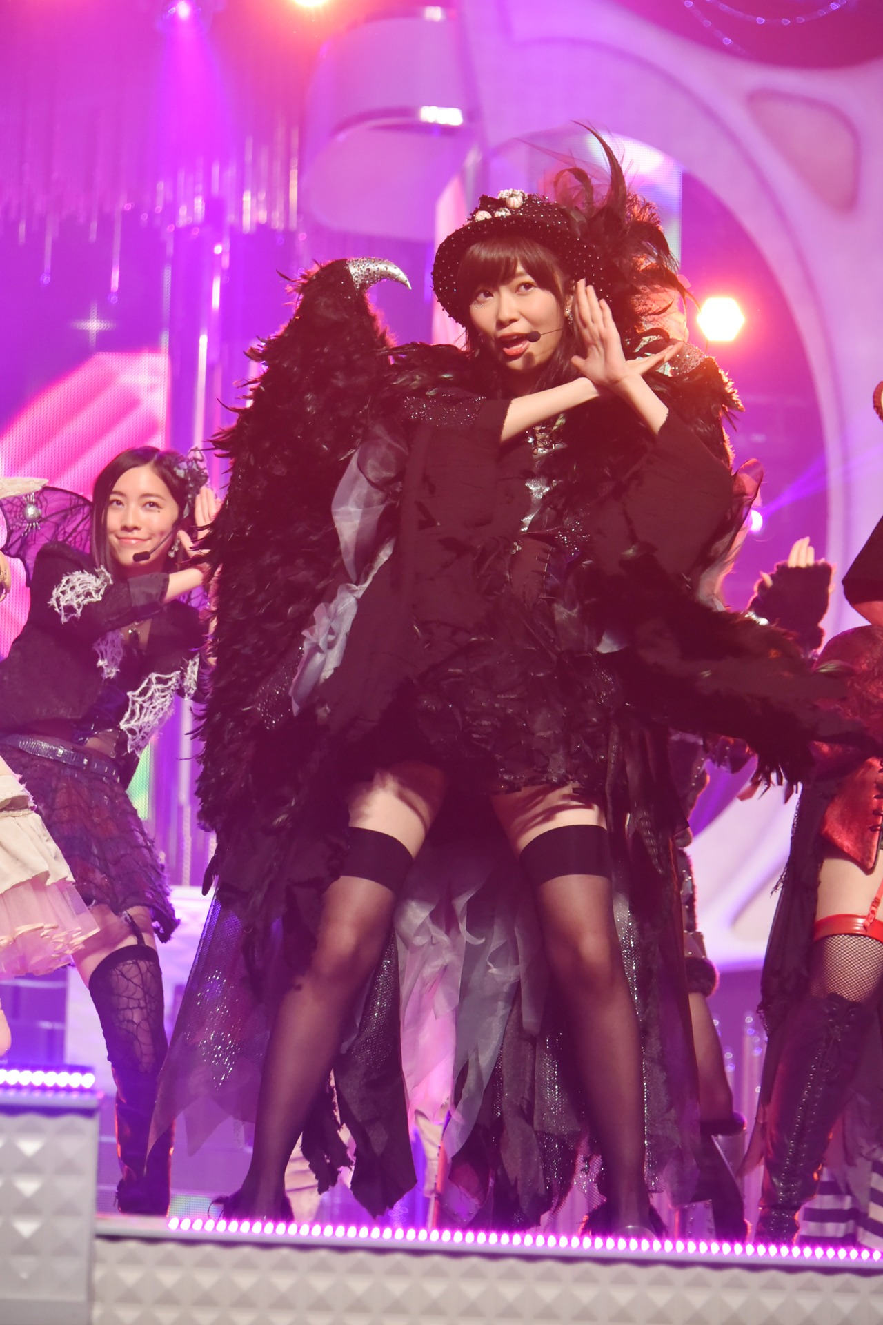 2015年の人気画像28位は「AKB48、41枚目のシングルはハロウィン×ディスコ」より、日本テレビ系「THE MUSIC DAY 音楽は太陽だ。」での「ハロウィン・ナイト」初披露の様子。 (c)AKS