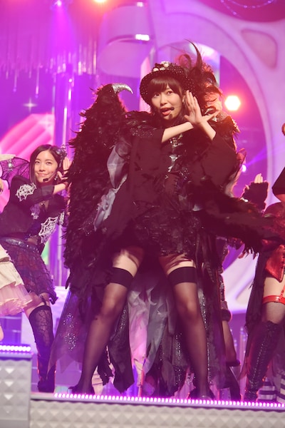 今週の人気画像1位は日本テレビ系「THE MUSIC DAY 音楽は太陽だ。」での「ハロウィン・ナイト」初披露の様子。 (c)AKS