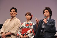 左から篠原信一、山本美月、藤原竜也。