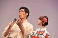 篠原信一と山本美月。