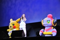 ピカチュウとフーパと一緒に「Tweedia」を歌う安田レイ。