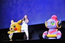 ピカチュウとフーパと一緒に「Tweedia」を歌う安田レイ。