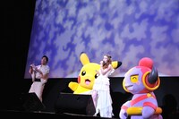 安田レイのライブ中に乱入する篠原信一（左）。