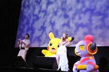 安田レイのライブに乱入する篠原信一（左）。