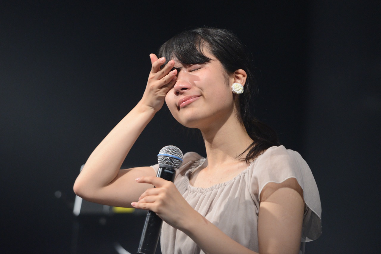 涙を拭うクルミクロニクル。