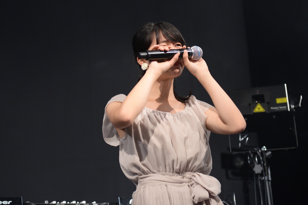 涙をこらえるクルミクロニクル。
