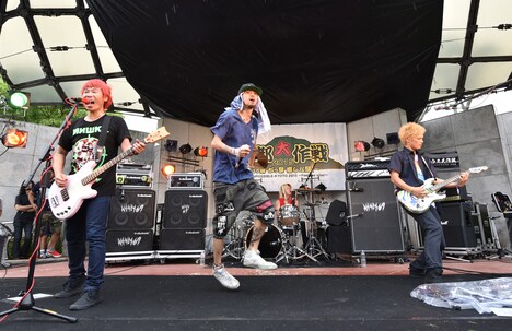 「京都大作戦2015 ~いっ祭 がっ祭 感じな祭!~」出演時のNAMBA69とJESSE。(写真提供:エイベックス)