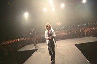7月4日（現地時間）にフランス・パリにて実施された「Japan Expo」でのYOSHIKI（Dr, Piano / X JAPAN）。（写真提供：株式会社ジャパンミュージックエージェンシー）