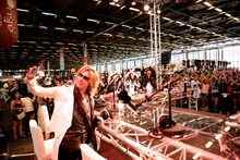 7月4日（現地時間）にフランス・パリにて実施された「Japan Expo」でのYOSHIKI（Dr, Piano / X JAPAN）。（写真提供：株式会社ジャパンミュージックエージェンシー）