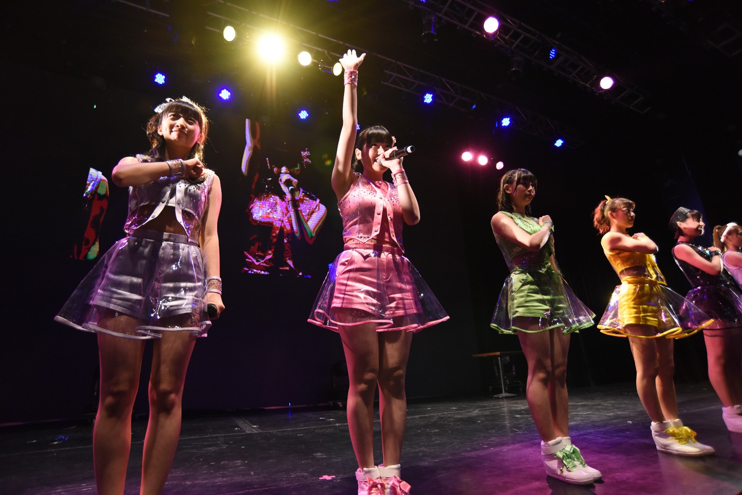 SUPER☆GiRLSによるライブの様子。