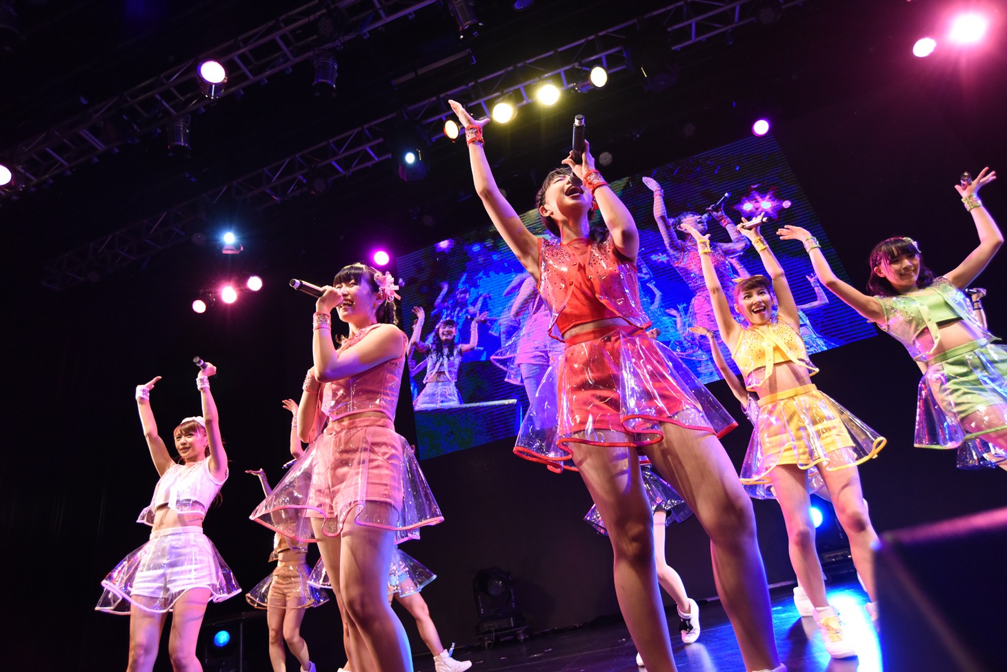 SUPER☆GiRLSによるライブの様子。
