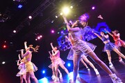 SUPER☆GiRLSによるライブの様子。