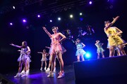 SUPER☆GiRLSによるライブの様子。