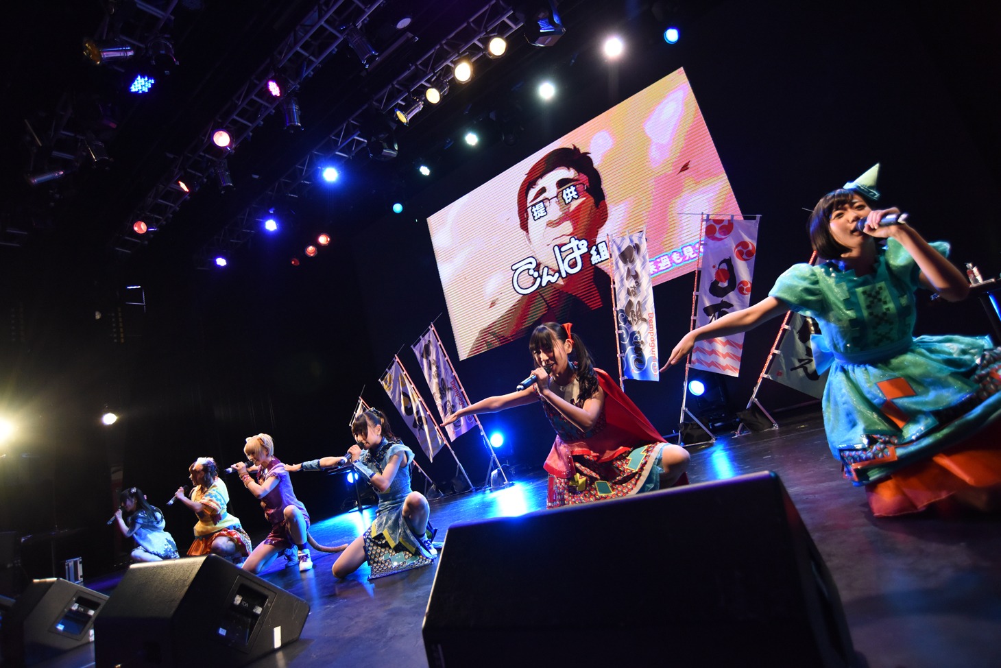 でんぱ組.incによるライブの様子。
