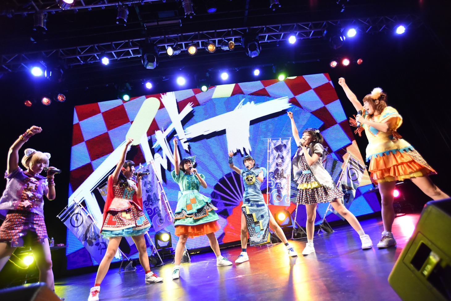 でんぱ組.incによるライブの様子。