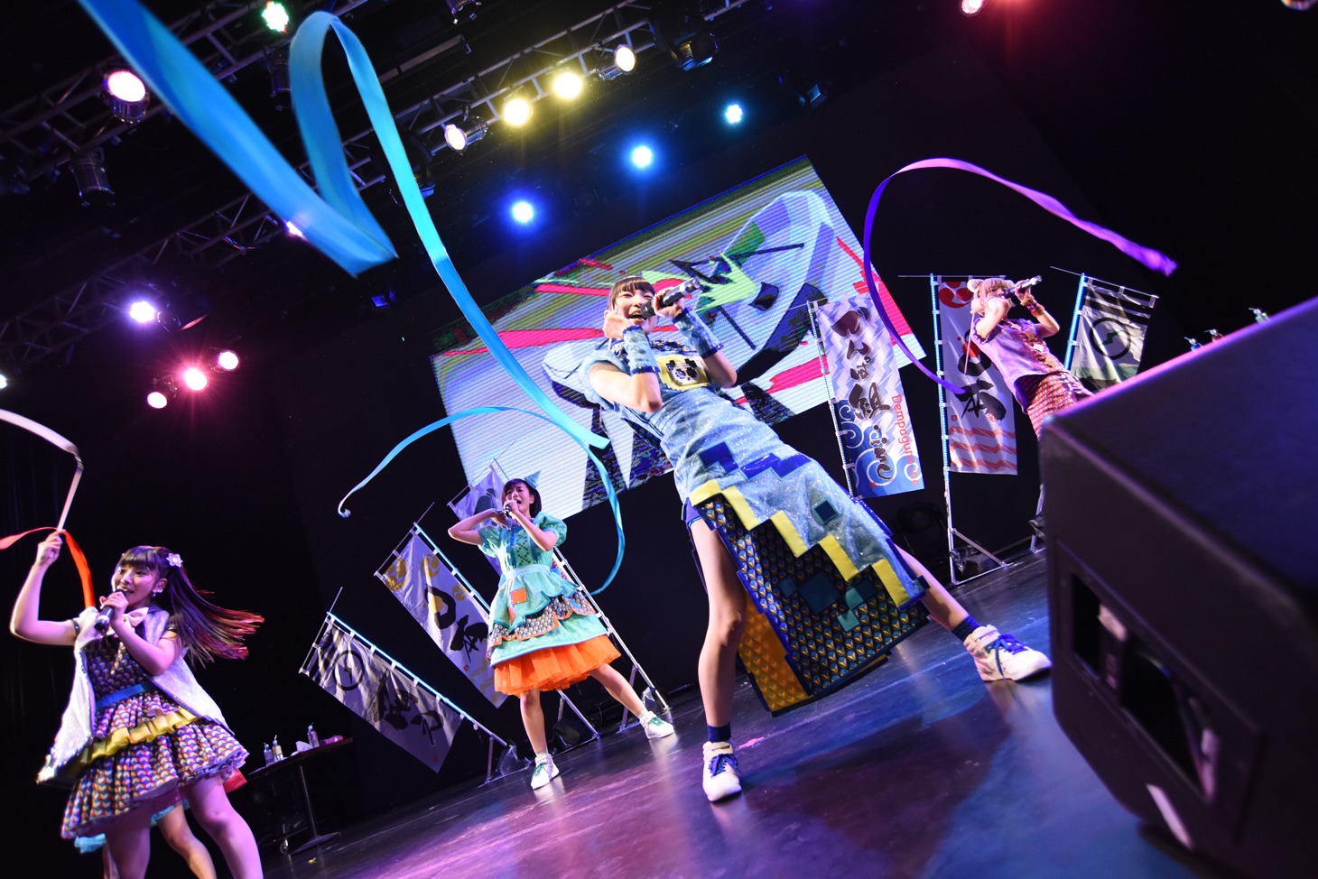 でんぱ組.incによるライブの様子。