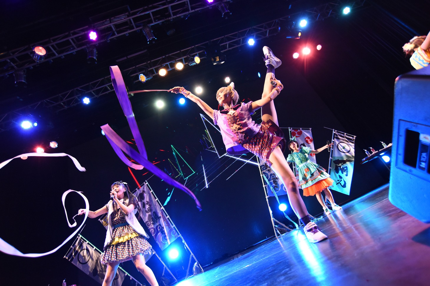 でんぱ組.incによるライブの様子。