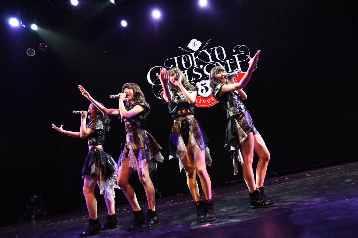 東京女子流によるライブの様子。