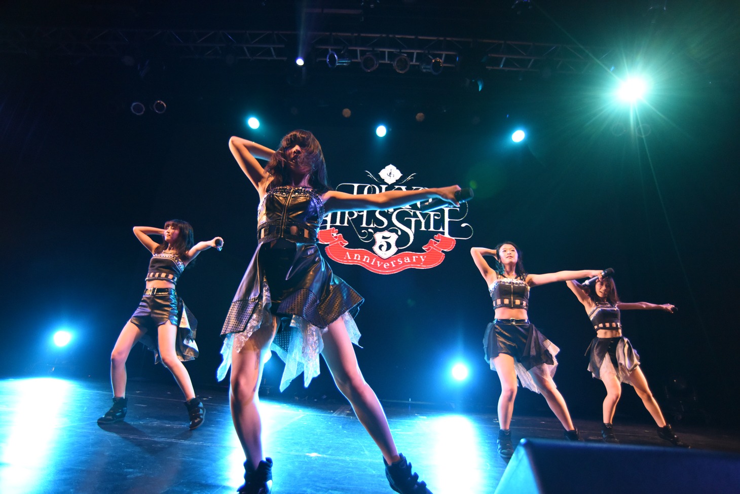 東京女子流によるライブの様子。