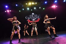 東京女子流によるライブの様子。
