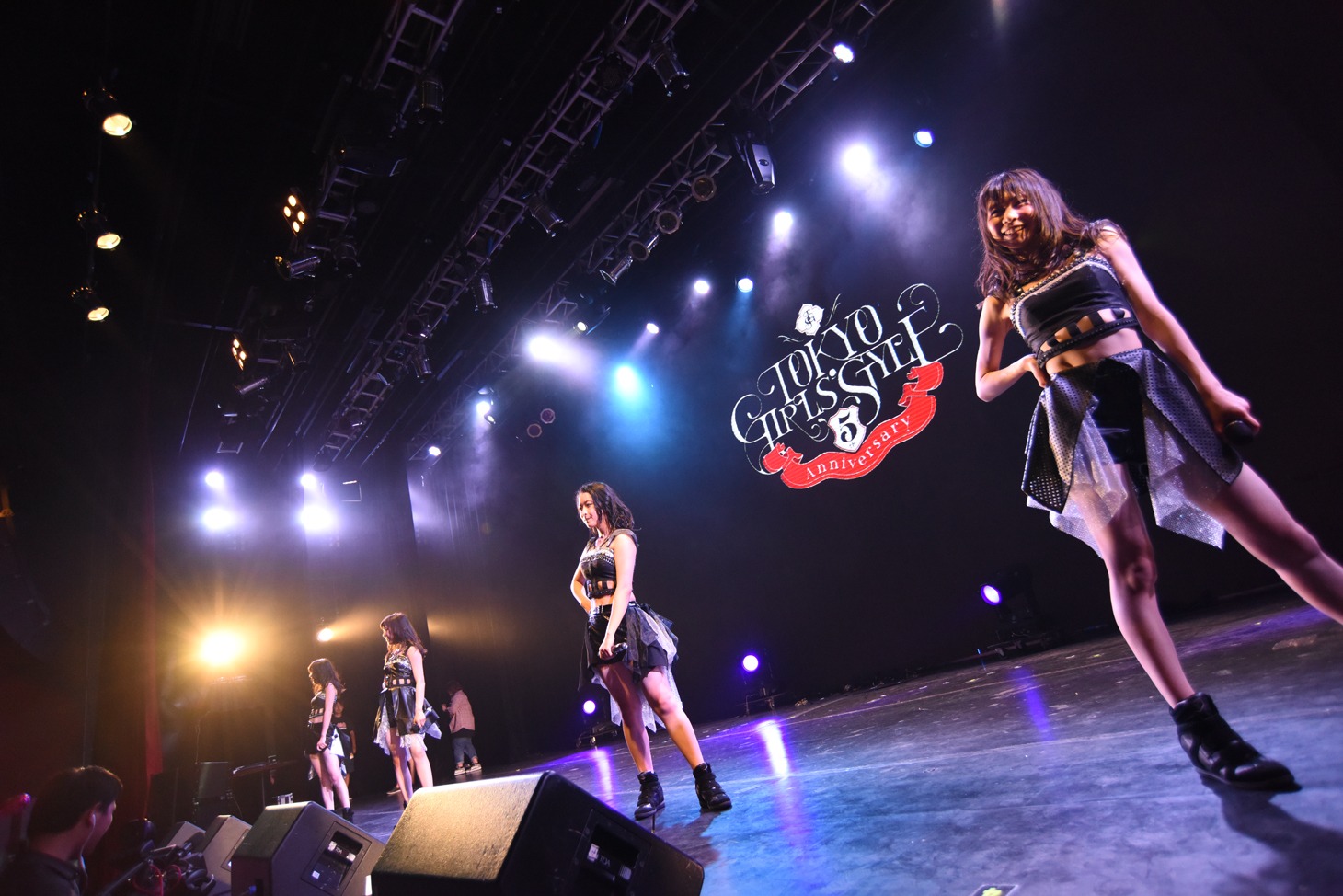 東京女子流によるライブの様子。