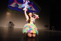 中川翔子によるライブの様子。