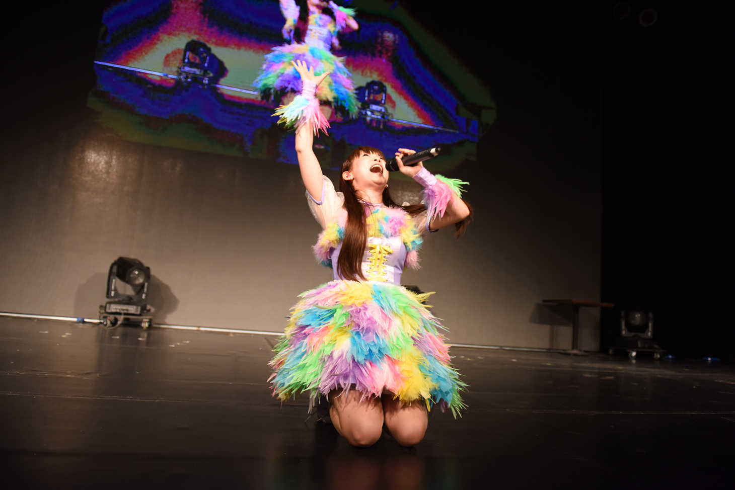 中川翔子によるライブの様子。