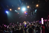 中川翔子によるライブの様子。