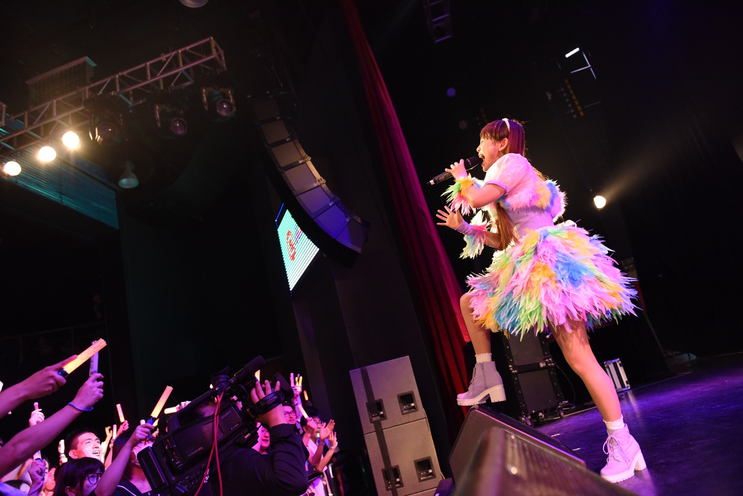 中川翔子によるライブの様子。