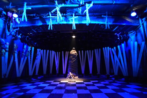 NECRONOMIDOL単独ライブ「ANNO UMBRAE」のステージの様子。