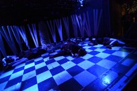 ライブの最後でステージに倒れ込むメンバー。